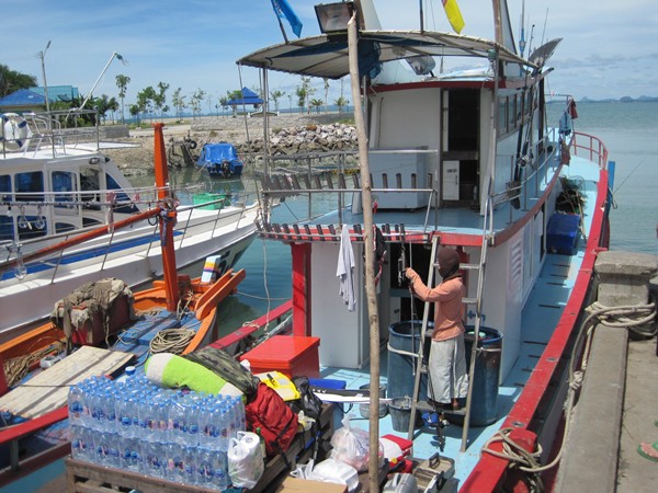 เรือพิชิตมัสยา ลำนี้แหละครับ พาพวกเราไปโต้คลื่น ในเวลาที่ตกปลา 

 :laughing: :laughing: :laughing: