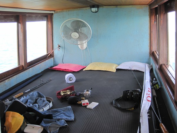 เป็นครั้งแรกที่ผมมาเรือลำนี้ ห้องนอน บนเรือ ใช้ได้ครับ นอนกัน4คน อบอุ่นดี

 :laughing: :laughing: 