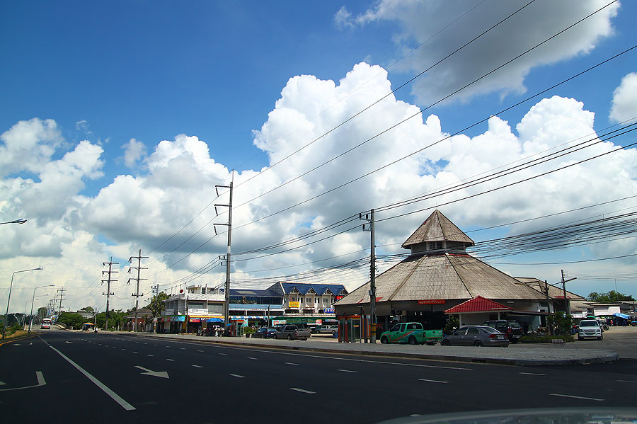 แวะตลาดตะกั่วป่า.....หาซื้อผลไม้เพิ่มเติมอีกนิดหน่อย........
 :smile: :smile: