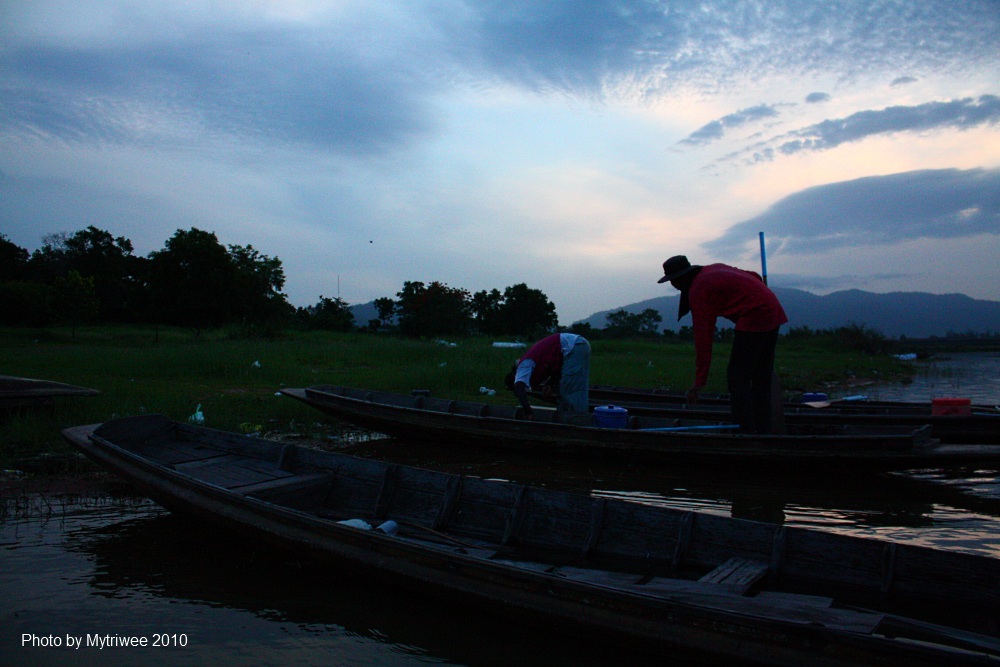 เรือลำอืนก็ไกล้จะออกเหมือนกัน :grin: