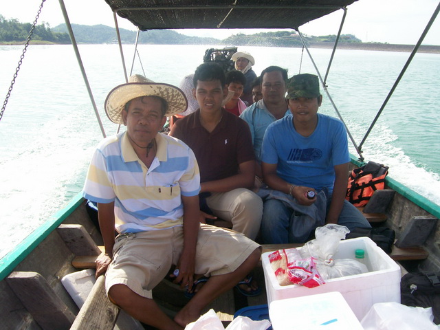 นั่งเรือร่วม 2 ชั่วโมง เพื่อเดินทางไ