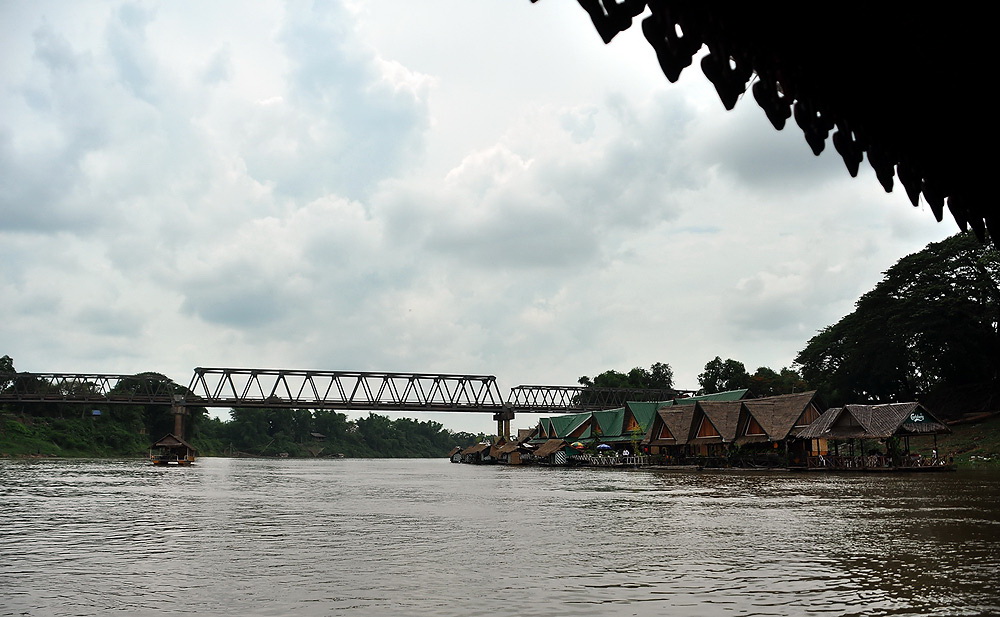  :grin:    แพอาหารและสถานที่ชุมนุมครับ  