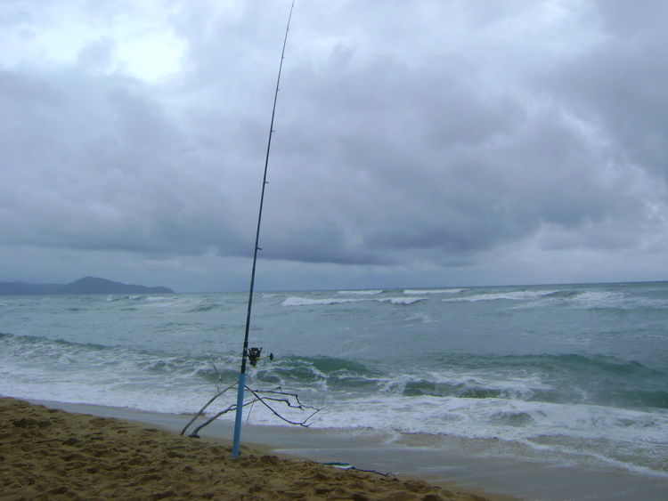 ลากันด้วยภาพนี้น่ะครับ วันนี้ ครึ่งวัน เที่ยงถึงเย็น ได้ปลากับไปแกง 1 ตัว ลมกับฝน อีกบานเลย 
ไว้อาท
