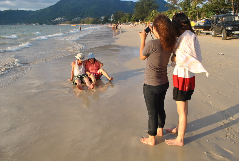 พ่อ+แม่    ลูก+หลาน

มีความสุขกันไป