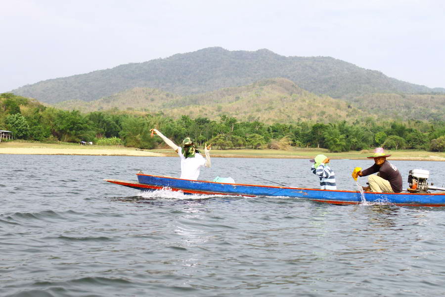 ออกเรือตีปลาตีกว่าครับ ...เรือก็น้ำเข้าไต๋ทร..ไปเล่นหัวตอปิ่มน้ำมาครับเกือบคว่ำ:cheer: :cheer: