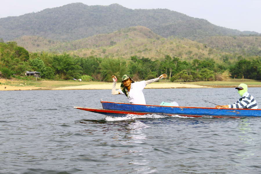 ในเรือคนหลัง...ข้างหลังเป็นพี่เล้งครับ....แกมาเขื่อนที่ไรได้ไม่เกิน2โล....แต่มาครั้งนี้.....อื่มๆๆๆๆ