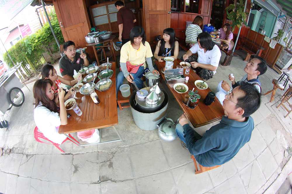 เคยเห็นแต่ ข้าวเกรียบปากหม้อ แต่...

ที่ครูเล็กพามาทานกัน เป็น ก๋วยเตี๋ยวปากหม้อ  :umh: :umh: :umh