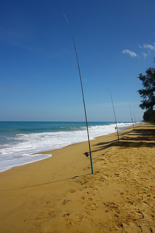  [b]หาดท้ายเหมืองจะเป็นหาดที่ยาวมาก แนวชายหาดเปิดโล่ง รับคลื่นลมเต็มๆ.. ไกลออกไปจากหาดสักร้อยกว่าเมต