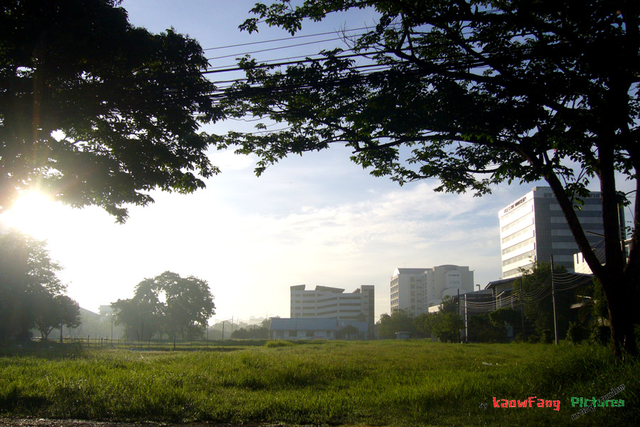 เอารถมาจอดในคณะเสร็จ

ระหว่างเดินออกไปที่จุดนัดพบ ก็ถ่ายรูปบรรยากาศในคณะของผมเล่นๆ