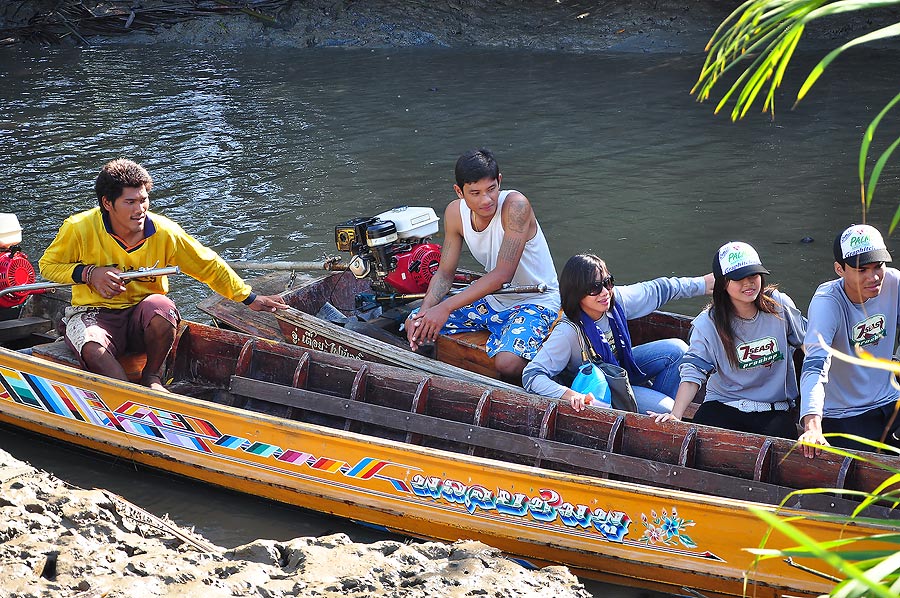 สุภาพสตรีรอในเรือก่อนน่ะ :grin: :grin: :grin: