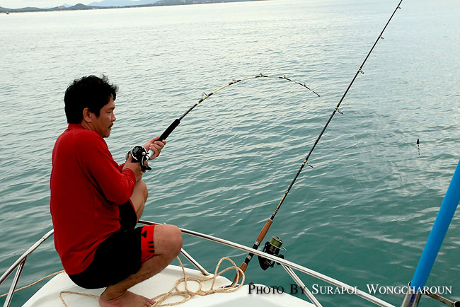 จอดเรือเข้าที่เสร็จ...สำเร็จดี รีบนึกถึงคาถาพระเวทย์มหาจินดามนต์เป่ามนต์พ้วง...ลงเหยื่อถึงพื้น ตั้งแ