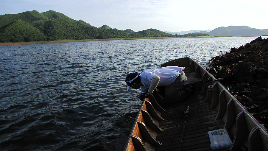 
    ลอยเรือมาแถวๆๆหน้าผาหิน....หวดไปก็โดน  ดัง ตู๊มมมมมมมม.........พาสายจมดิ่งหายไปเลย... :ohh:

