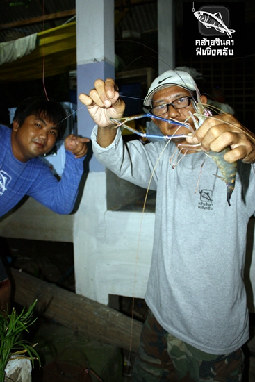 สักพักมีกุ้งมากินด้วยครับ