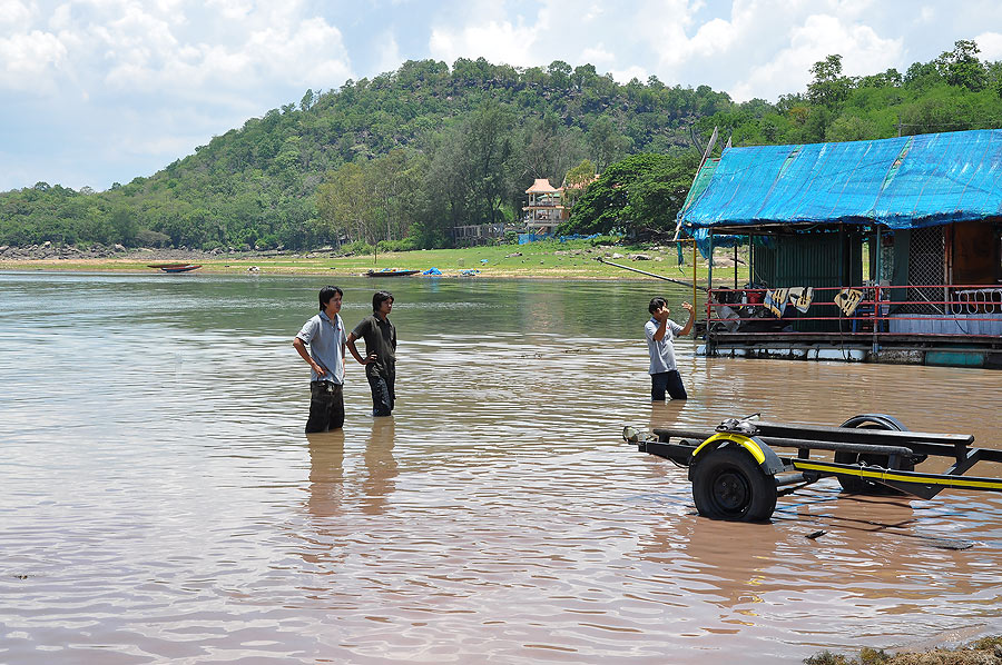 ถอยยังไงเรือก็ไม่ลอยซักทีรถจะจมทั้งคันอยู่แล้วอ่ะ  ตัองขับรถขึ้นมาหาลายลงใหม่คร๊าบบบบ :grin: :grin: 