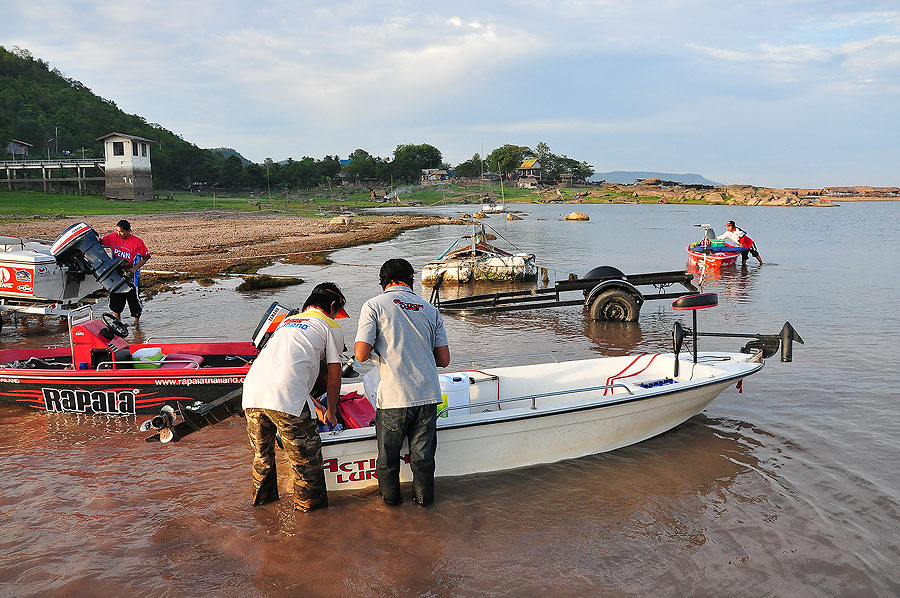 เรือทีมแอ็คชั่นลัวร์ใกล้พร้อมแล้ว พร้อมแล้วลุยเลยน่ะกบ จอ น็อต ลุยไปหาที่นอนร่มๆน่ะพี่เป็นห่วง :laug