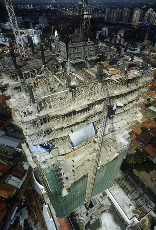 ทั้งหมดเป็นการสร้างตึกแห่งหนึ่งในประเทศอินโดนีเซียครับเพื่อนๆ กว่าจะสร้างตึกนี้เสร็จเพื่อนๆว่าต้องมี