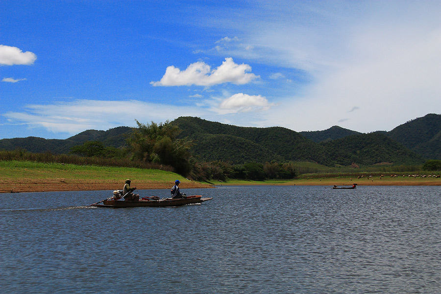 เรือหลายๆลำก้อวนเวียนกันไปมาอยู่ในคลองนี่แหล่ะ.....
ในเขื่อนลมแรง จะแหลมออกไปซ่าตอนนี้ก้อคงม่ายได้
