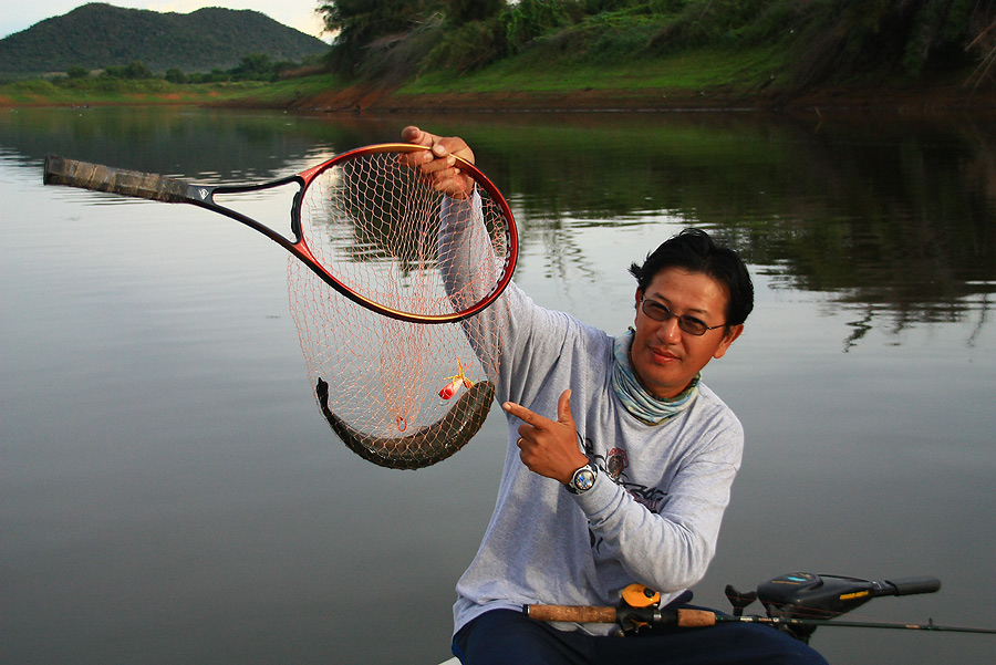 ย้ายเข้าในคลองทางขึ้นต้นน้ำ มาตามหาปลาช่อนกันอีกซะวัน...

เมื่อวานไม่ได้ตัว แต่วันนี้....ป๋าอ๊อดตี