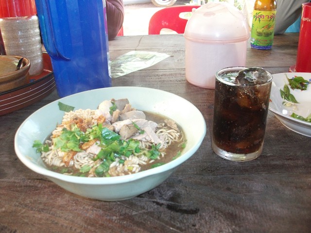 
 [b]เมนูนี้พอได้นะครับ  ก๋วยเตี๋ยว กับ น้ำเย็นๆ  [/b] :grin: