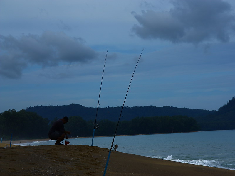  [b]เรามาตกปลาชายหาดกันตั้งแต่เช้ามืด ซึ่งจะเป็นที่แน่นอนว่าในเวลาช่วงนั้น อาจจะมีใครปวดขรี้อยู่ก็เป