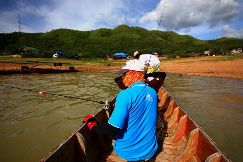 น้านุ้ย......พอลงเรือก็ถาม....ปลาช่อนแก่งอยู่หนายยยยยยย  :laughing: :laughing: :laughing: