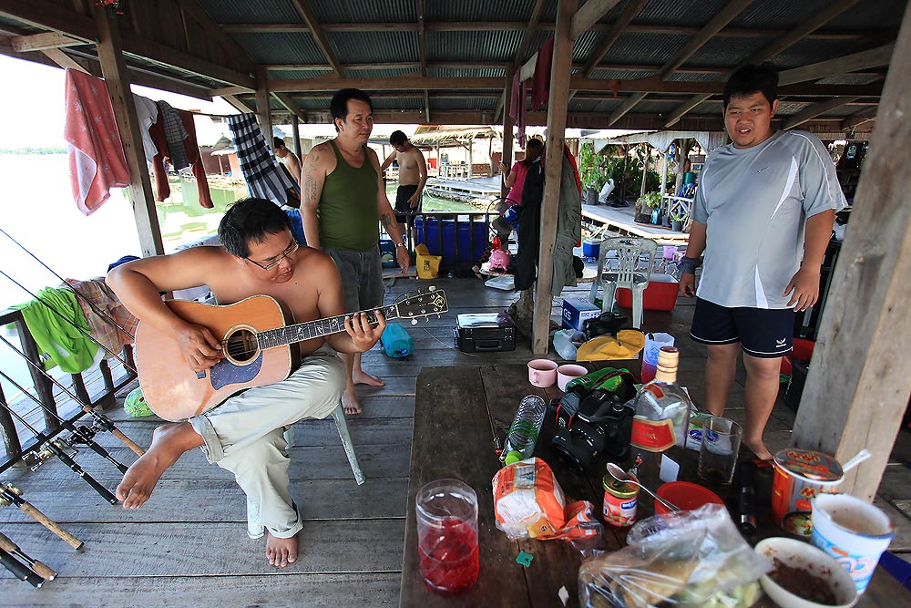 "เพื่อนๆ ขอร้อง"

น้าก๊อตจับกีต้าร์มาเล่นคลายร้อน กับบรรยากาศสบายๆ ที่มีเพื่อนๆอยู่มากมาย ทำให้ส