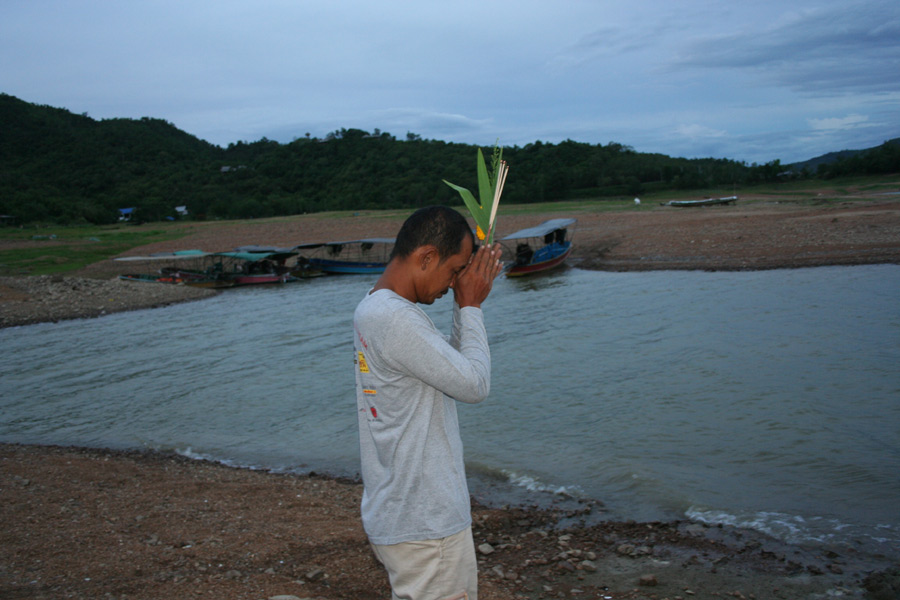  [b]น้าแอ๊ป ...เล่นของ..พร้อมไหว้แม่ย่านางหลังซ่อมเรือ.....มาใหม่ [/b]



 :laughing: :laughing: