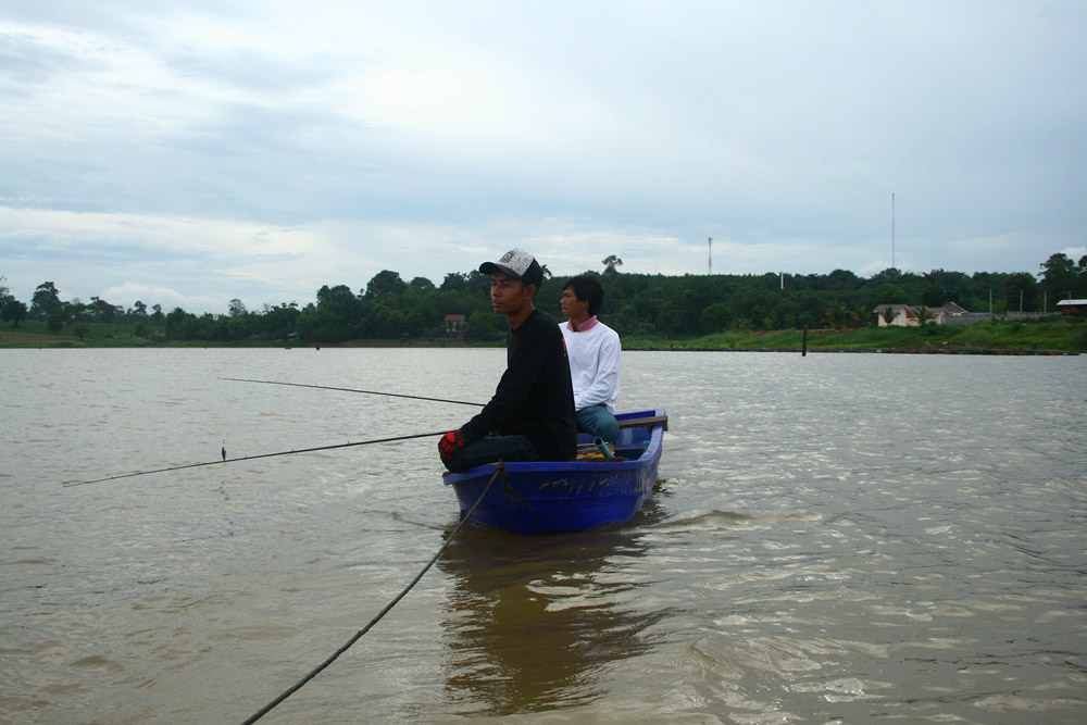 เรือลำผมนี่เป็นเรือรากจูง ... มีอีกลำคอยตามติดไม่ยอมห่างเลย  :laughing: :laughing: :laughing: :laugh