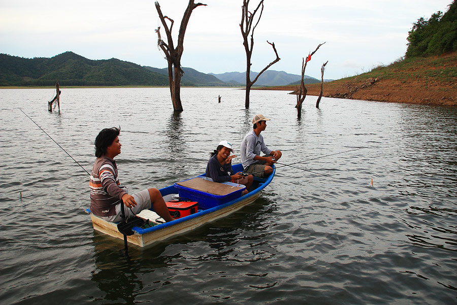 เขื่อนปราณ วันอาทิตย์ คนแยะดีไม่มีเหงา....
ล่องเรือไปมา เจอก๊ะ น้าไอซ์ กบกระโดด  มาพร้อม น้องติ๊ก ก