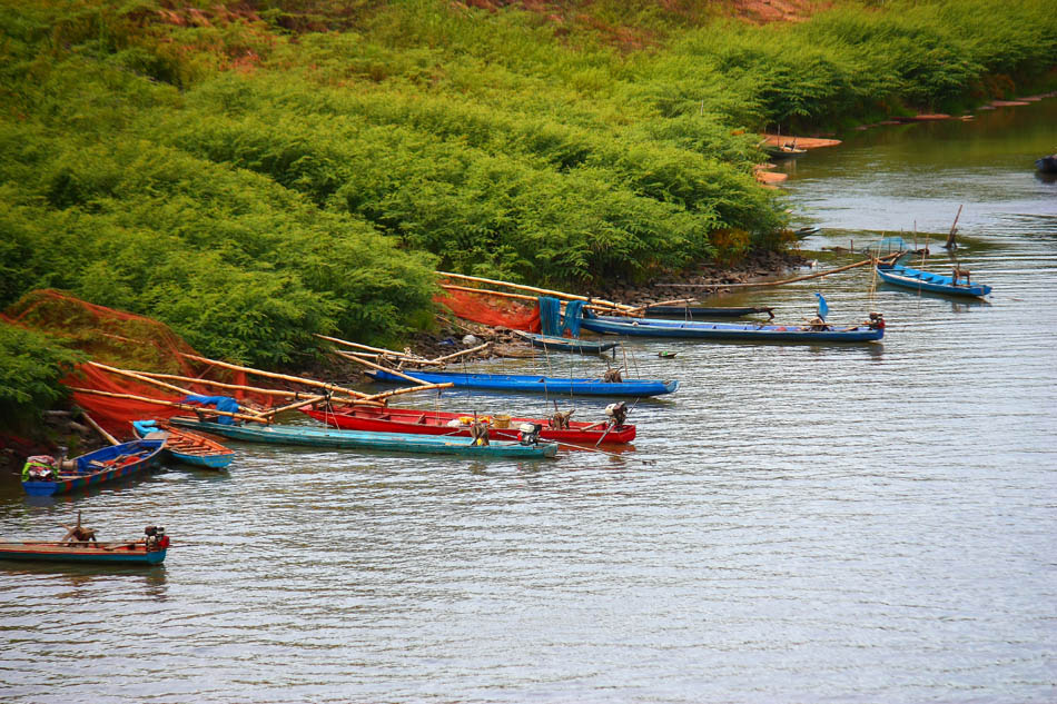 เรือหาปลาชาวบ้านจอดนิ่งซะหลายลำ... :oh