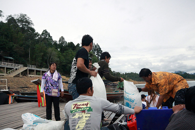 ช่วยกันขนเสบียงข้าวของลงเรือคนละไม้คนละมือ