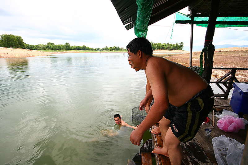 ที่นี้เราลองมาดูเด็กๆเล่นน้ำกันบ้าง

 :laughing: :laughing: :laughing: :laughing: