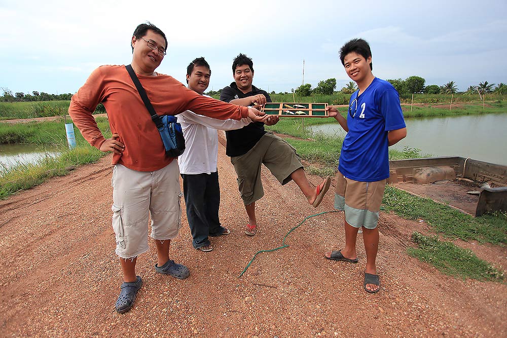  [center]"โค้รม...มม"

หลังจากนั้นด้วยความหมั่นไส้ที่โดนถากถาง น้าเอกก็ส่งเพื่อนรักลงบ่อปลาในทัน