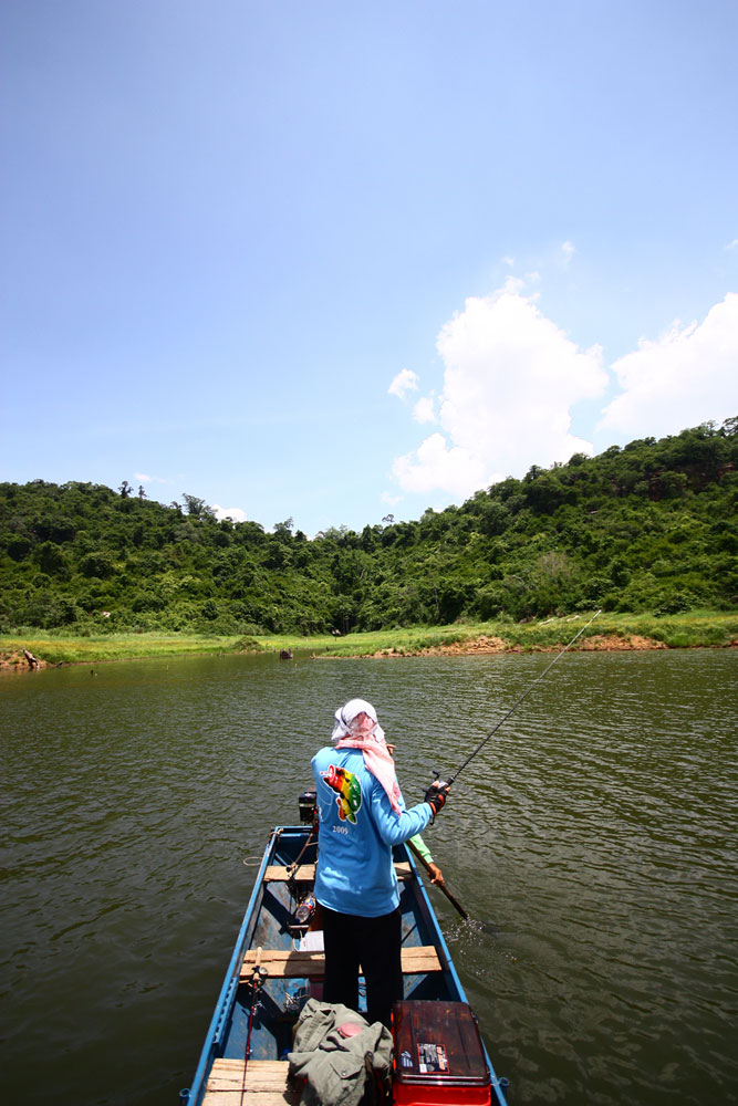 ผมนั่งอยู่หน้าเรือเมื่อปลาไม่กัดเหยื่อก็เลยหันมาหยิบกล้องแทนซะเลย