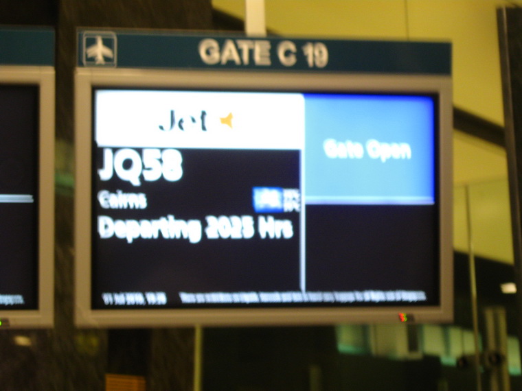 
เราเดินทางด้วยสายการบิน Jetstar ซึ่งออกเดินทางจาก สิงค์โปร์ เวลาท้องถิ่น 20.25 น.  
ซึ่งเวลาเร็วก