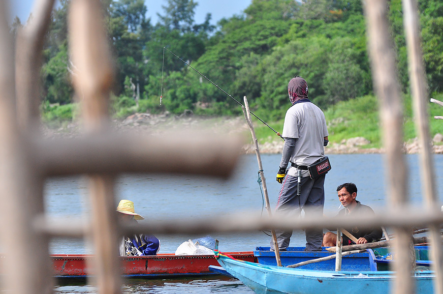 มีเรือหาปลาผ่านมา น้าเอกรีบเจรจาให้ช่วยพาไปตีกระสูบฝูงที น้าเอกให้หัวล่ะร้อยเลย :ohh: :ohh: :ohh:
พ