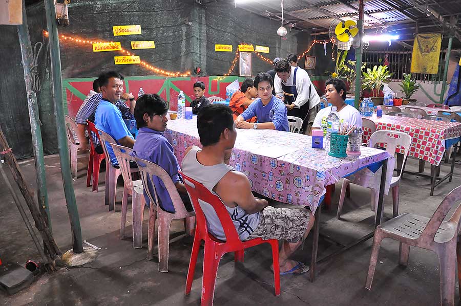 หลังจากนัดรวมตัวครบแล้ว13คนออกเดินทางจากชลบุรีถึงแกลง แวะทานข้าวต้มรอบดึก น้าตุ๋ยขอเป็นเจ้าภาพ ขอบคุ