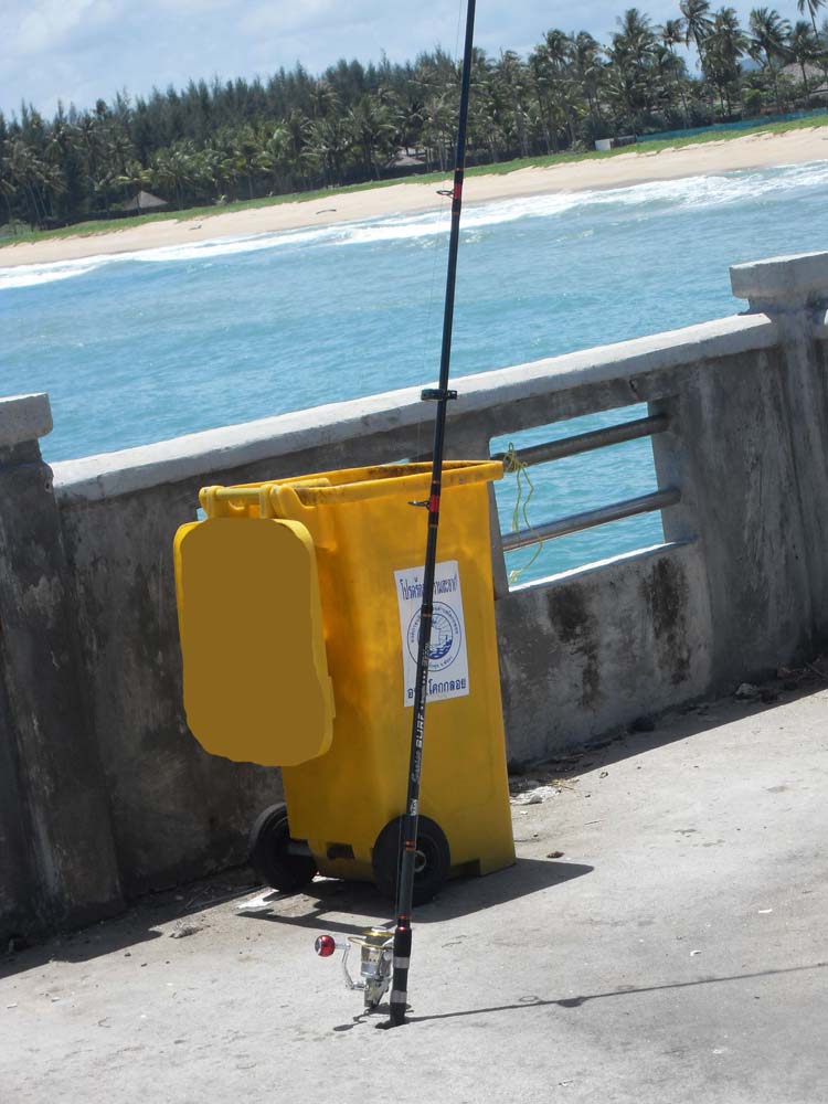 บนสะพานนาใต้ชอบที่มีรูปักคันเบ็ดสะดวกมากเวลาเฝ้าปลา เอาคันSurf มาตกบนนี้จะเรียกว่าsurfได้มั้ยเนี่ย :