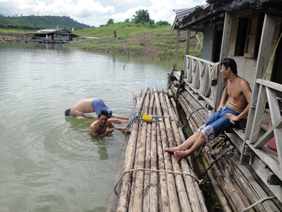  :cool:ดูคนข้างหลังนั่งหลับตกน้ำเลย