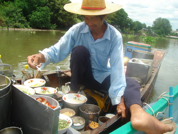 เอามาพักกินก๋วยเตียวเรือตาตี๋ก่อน ก๋วยเตียวเรือของแท้ครับ มี2-3เจ้าครับ
 :umh: :umh: :umh: :umh: :u