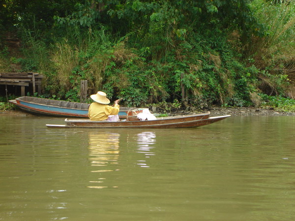 ยายขายขนม แกพายเรือ มาประจำ แล้วมาแกจะร้องขาย ขนมหวานจ้าๆๆๆๆๆๆๆๆๆๆๆๆๆๆๆๆๆๆๆ
ปลาไม่กินคนตกปลาอิ่ม
 