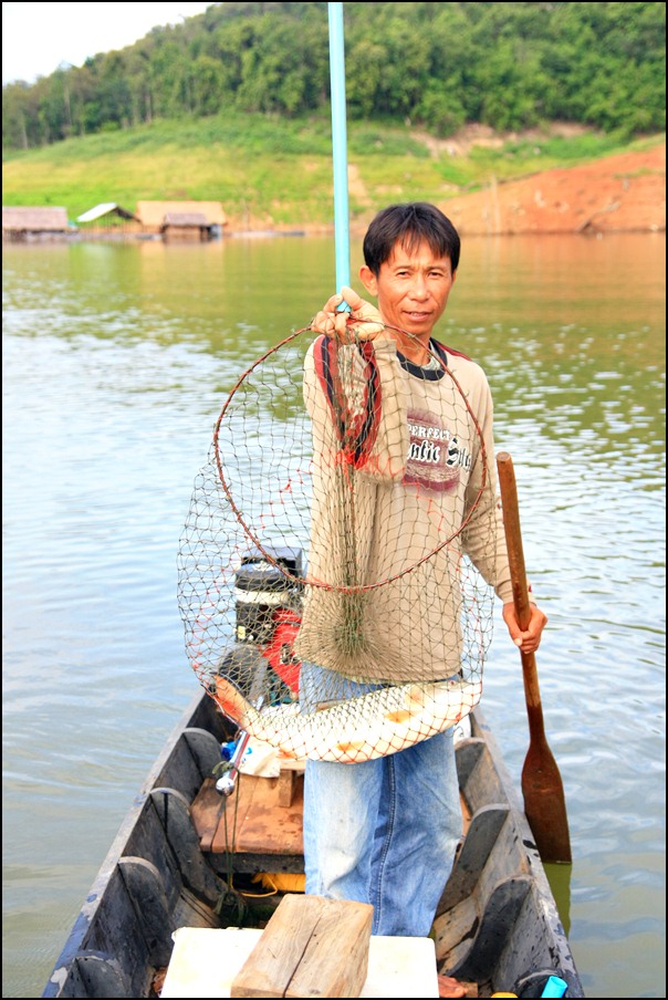 นี่ครับ ใต๋เรือของเราครับ  ลุงอินทร์  ลุงแกใจดีมากครับ