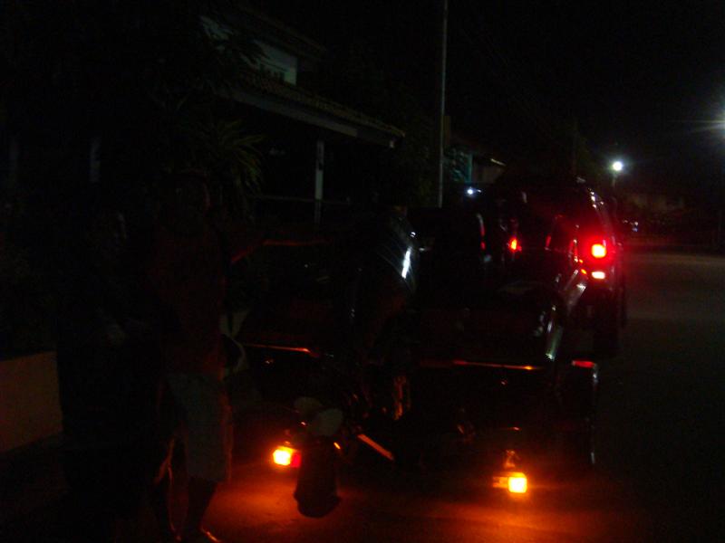 เดินทางมาถึงบางใหญ่ บ้านน้าอาร์ม เที่ยงคืน
ก่อนออกเดินทาง ตรวจสภาพรถพ่วง
ไฟท้าย ไฟเลี้ยว ติดใช้ได้