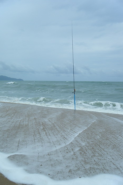  [b]คลื่นแรงขึ้นเรื่อยๆ น้ำขึ้นมาบนหาดมากจนดูค่อนข้างน่ากังวล การตกปลาของวันนี้จบลงในเวลาเที่ยงวัน น