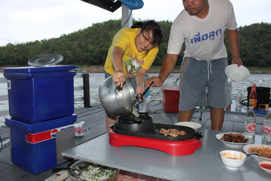 ทีมงานแม่ครัว เริ่มกิจกรรมประกอบอาหารบนแพครับ ปลาบางส่วน นำฝากพี่ทรงวิทย์ช่วยคิดเมนูให้ทีครับ :cheer