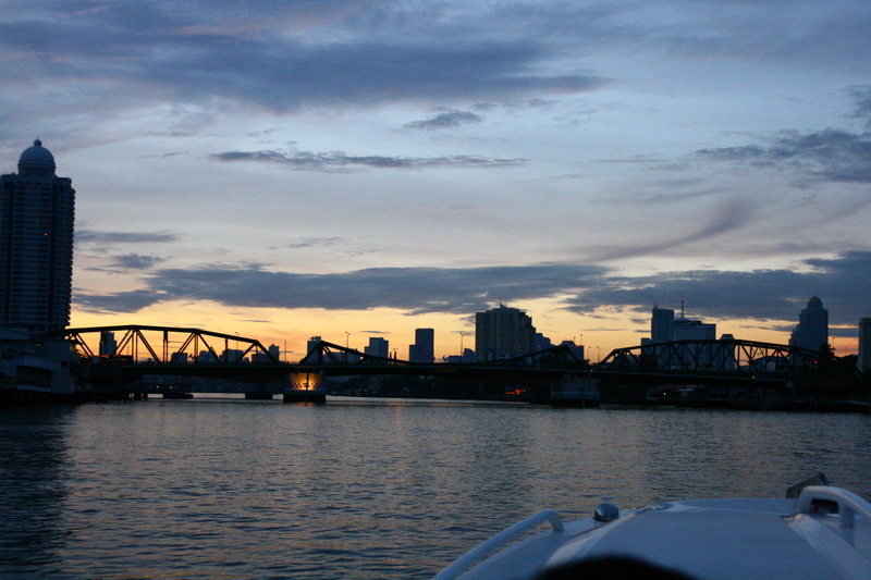 สะพานพุทธ สะพานที่ดูตัดกับเมืองยุคนี้   :smile: