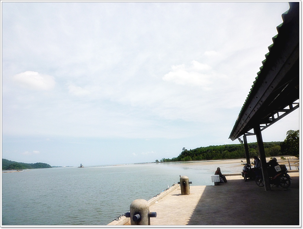 สะพานท่าเทียบเรืออ่าวท่าเลนแห่งนี้...เป็นท่าจอดเรือรับส่งผู้โดยสารที่จะไปเกาะยาว จ.พังงา คับผม

แต