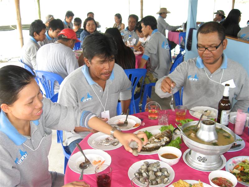 โต๊ะนี้มีคน แห้ว อยู่ในโต๊ะด้วย  อุ๊ย ขนลุก  :laughing: :laughing: :laughing: :laughing: :laughing: 