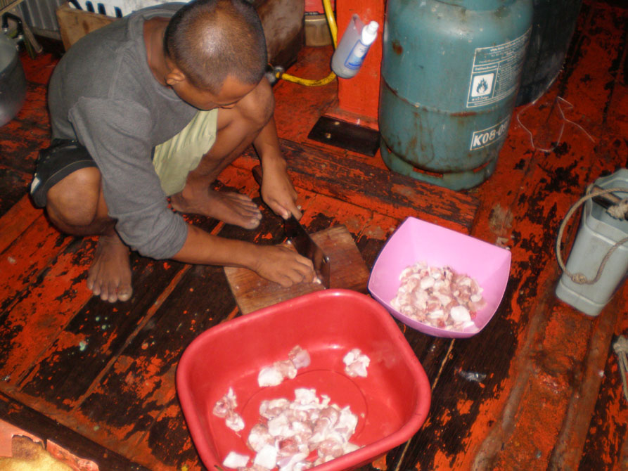 ท้ายเรือก็มีกิจกรรมเช่นกันครับ 