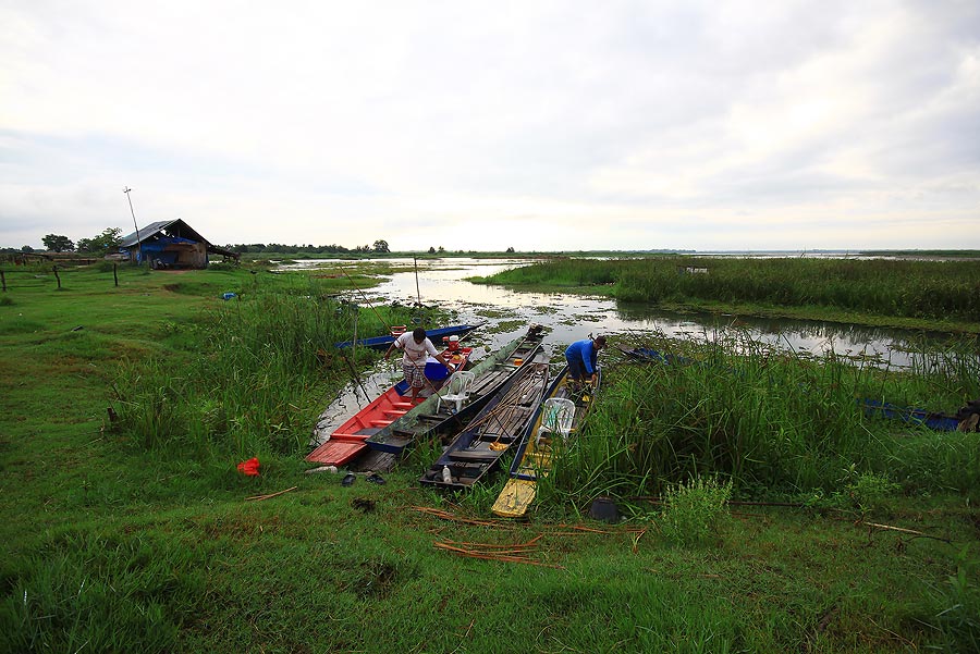 ครั้งแรกสำหรับการลงเรือชาวบ้านที่นี่ครับ แต่เป็นครั้งที่ 2 ที่ผมมาเยือนครับ เรือแต่หละลำนั้นจะมีเก้า